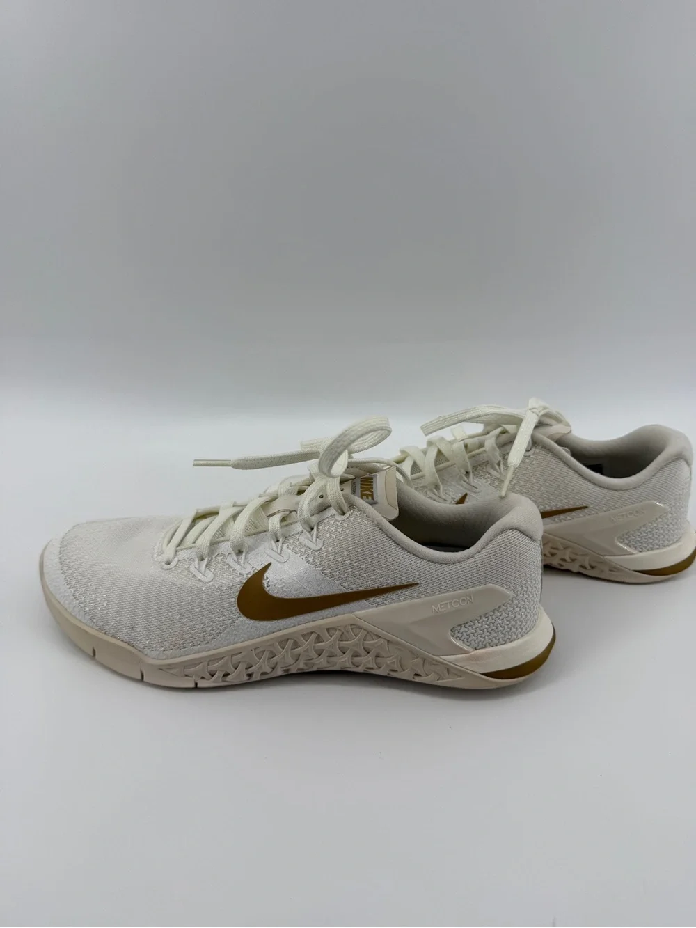 Nike Women’s Gymcore Athleisure Sporty Cream/Gold Athletic Training Shoes Sz8